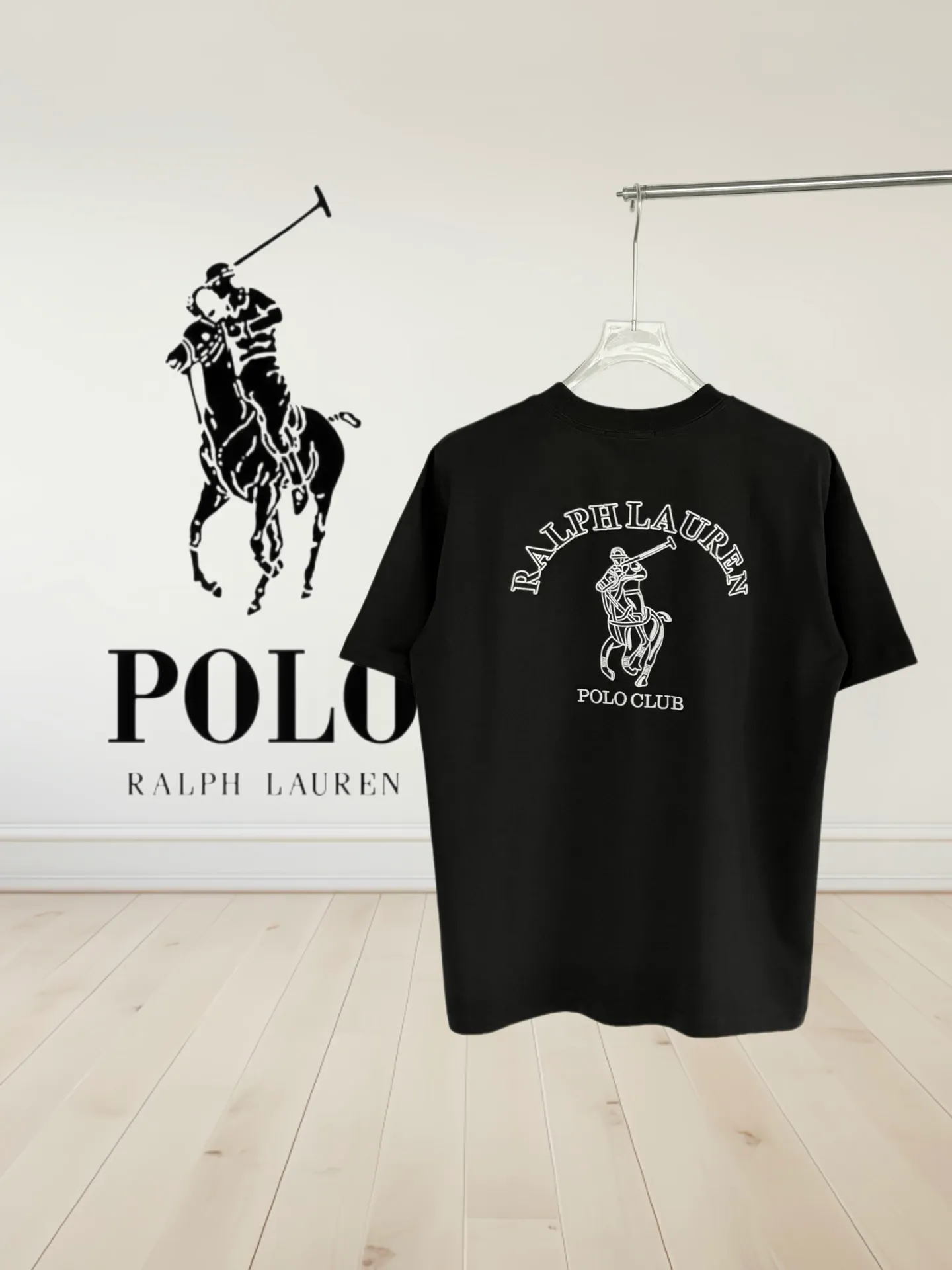 P160 [High Quality]Ralph Lauren*Ralph Lauren embroidery micro-label simple‼ ️Short-sleeved T-shirt 💗Ralph Lauren classic short-sleeved T-shirt, custom-made 280g pure cotton fabric, soft and breathable, classic horseback golf🏌️ embroidery on the chest, logo + logo embroidery on the back, simple and recognizable. Round neck design, neat tailoring, customized 280g pure cotton fabric, soft and smooth to the touch, great breathability, super comfortable to wear in summer! The same loose version for men and women, OK to wear alone or layered, versatile ~ 𝐂𝐎𝐋𝐎𝐔𝐑: black white 𝐒𝐈𝐙𝐄: S-xL Size chart: S: Shoulder width 51 - Bust 55 - Clothing length 70 M: Shoulder width 53 - Bust 57 - Clothing length 72 L: Shoulder width 55 - Bust 59 - Clothing length 74 XL: Shoulder width 57 - Bust 61 - Clothing length 76